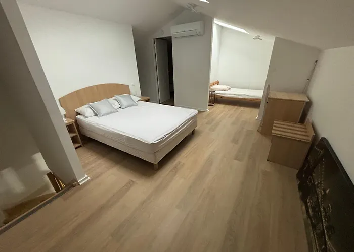 Grand Au Centre De Les Bains